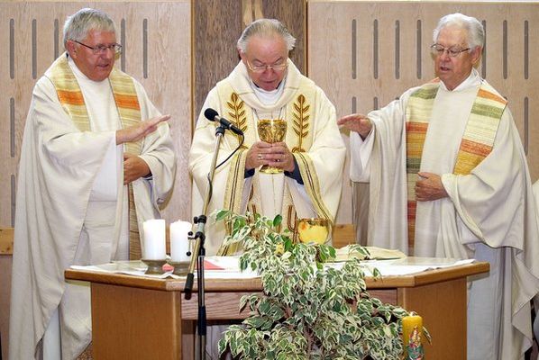 Der Salzburger Erzbischof Alois Kothgasser (Mitte) zelebrierte gemeinsam mit Provinzial Pater Grünner, Pater Herbert Bihlmayer und weiteren 14 Patres den Festgottesdienst zu den Professjubiläen.