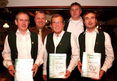 Herbert Scharl, Vorsitzender Hans Geck und Reinhard Jäger (vorne von links) wurden von Bürgermeister Markus Dollacker, Dirigent Hubert Haller (hinten von links) und dem Vorsitzenden für langjährige Treue zur Ensdorfer Blaskapelle ausgezeichnet.