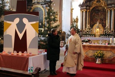 Klosterdirektor Pater Christian Liebenstein bei der Übergabe es Kirchentagskreuzes an Birgit Steinsdorfer, Vorsitzende des KDFB Rohr.