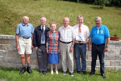 V. li. Hans Eichinger vom Siedlerbund Ensdorf, Pfarrer Pater Hermann Sturm, Ehefrau Margareta, Jubilar Karl Luber, Bürgermeister Markus Dollacker und Reinhard Ott, Vorsitzender der Siedlergemeinschaft Ensdorf.
