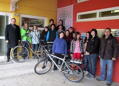 Es wurde wieder kräftig geschraubt am neuen E-Bike der Mittelschule; Schülerinnen und Schüler der Arbeitsgemeinschaft Praxis und Umwelt mit fertigen E-Bikes vor der Elektrotankstelle, dabei re. im Bild Thomas Liebl (Zweirad Bruckner) und li. Daniel San Es wurde wieder kräftig geschraubt am neuen E-Bike der Mittelschule; Schülerinnen und Schüler der Arbeitsgemeinschaft Praxis und Umwelt mit fertigen E-Bikes vor der Elektrotankstelle, dabei re. im Bild Thomas Liebl (Zweirad Bruckner) und li. Daniel San