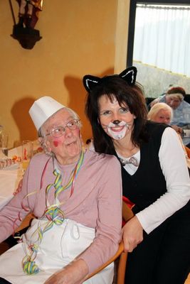 Sozialbetreuerin Elke Augsberger kümmerte sich als „Katzen“-DJ nicht nur um die richtige Stimmungsmusik.