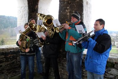 Das Neujahranspielen begannen die Musiker der Blaskapelle Ensdorf auf dem Stephansturm.