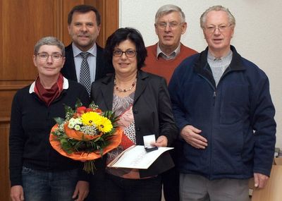 Elisabeth-Medaille für Gabriele Trager: V. li. Pflegedienstleiterin Christl Knorr, Caritas-Kreisgeschäftsführer Günter Koller, Gabriele Trager, 2. Vorsitzender Christian Wenkmann, 1, Vorsitzender Pfarrer Pater Herrmann Sturm.