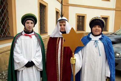 Die Ensdorfer Sternsinger Andreas Riedl, Johannes Schimmelpfennig und Lukas Wellner (v.li.).