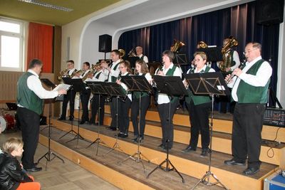Die Blaskapelle Ensdorf unter Leitung von Hubert Haller eröffnete den Pfarrfamiliennachmittag mit zünftiger Blasmusik.