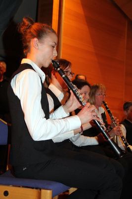 Das Jugendorchester der Knappschaftskapelle Amberg unter Leitung von Katharina Sütterlin eröffnete schwungvoll den 6. VilsKultur-Abend im KulturSchloss Theuern.