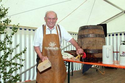 Bieranstich durch Schirmherrn Peter Hammer.