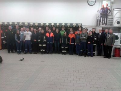 Die Abschlussprüfung zur Truppmann- bzw. Truppfrauausbildung legten 21 Feuerwehrangehörige der Wehren Ensdorf, Wolfsbach, Thanheim, Pittersberg, Rieden, Vilshofen und Diebis im Feuer-wehrgerätehaus Ensdorf ab. KBR Fredi Weiß (Zweiter von rechts) über