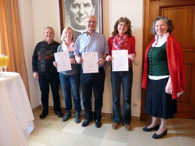 V. li.: Klosterdirektor Pater Christian Liebenstein, Inge Roidl, Edgar Zeithöfler, Petra Schimmelpfennig und SMDB-Ortskoordinatorin Margit Reif.