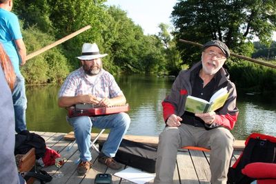 Stefan Huber (li) und Friedrich Brandl (re) bei der literarisch-musikalischen Floßfahrt auf der Vils.