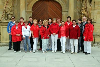 Teile des aktuellen Personals. 2. v.li. stellverteretende Pflegedienstleiterin Erika Wiesen, 4. v. li. Pflegedienstleiterin Christel Knorr, 2. v. li. Vorsitzender Pfarrer Pater Hermann Sturm.