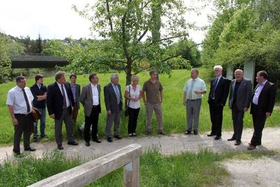 Die Vorstandschaft Naturpark Hirschwald e.V. beim künftigen Standort der Kunstwanderstation Ensdorf.