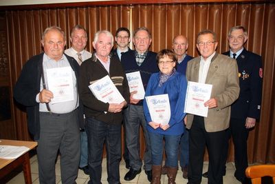 Die für 25 und 60 Jahre treue Mitgliedschaft anwesenden Geehrten mit 2.v.li. Bürgermeister Markus Dollacker, 4. v.li. 1. Kommandant Michael Ott und rechts Feuerwehrvereinsvorsitzendem Richard Reiser.