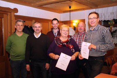 V.li.: Kreisvorsitzender Amberg des Landesverbandes Bayerischer Imker Johann Müllner, 1.Vorsitzender Stephan Graf (Imkerverein Unteres Vilstal e. V.), zweiter Kassier Norbert Zimmermann, Jubilarin Helga Kürtzinger, 2. Vorsitzender Josef Reindl und Jubil