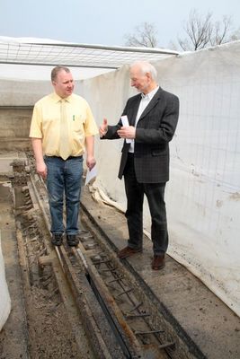 Winfried Schaller, Abteilungsleiter Brückenbau beim Staatlichen Bauamt Amberg-Sulzbach erklärt Bürgermeister Markus Dollacker die Arbeiten. Beide begutachten den Fortschritt der Arbeiten.
