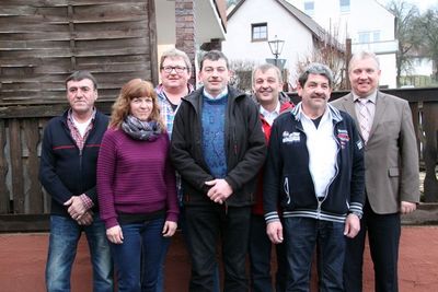 Die neue Vorstandschaft des Opel-Club Ensdorf mit Bürgermeister Markus Dollacker (re.). V. li. Beisitzer Gerhard Fleischmann, Schriftführerin Sabine Schneeberger, Beisitzer Richard Weigl, 2. Präsident Josef Hafenbradl, Kassier Werner Scharl und 1. Prä