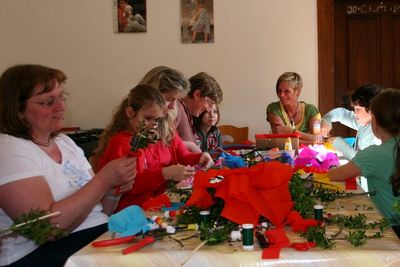 Palmbüschel binden. Palmbüschel binden.