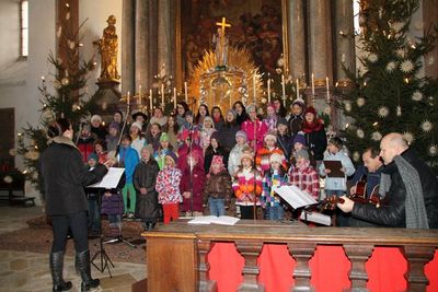 Den feierlichen Gottesdienst zum Don-Bosco-Fest gestalteten musikalisch der Kinderchor Ensdorf sowie der Piccolinichor und der Jugendchor Schwandorf unter Leitung von Elke Bauer-Hammer.