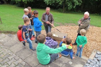 Kinder erkunden den Schulberg!
