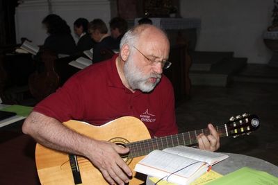 Zur Einleitung spielte Pater Alfred Lindner, Inspirator und Organisator des Bibel-bei-Nacht-Abends, auf der Gitarre.