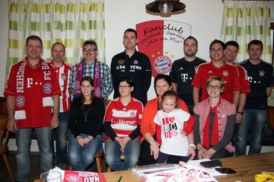 Die Vorstandschaft des „FC Bayern Fanclub Wolfsbach/Oberpfalz Mia san mia“. Links neben dem Vereinsemblem Vorsitzender Oliver Schwendner..