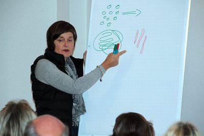 Heilpraktikerin Susanne Flintsch bei ihrem Vortrag über Darmgesundheit.