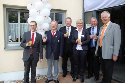 Auf 20 erfolgreiche Jahre BRK-Seniorenheim St. Jakobus Ensdorf stießen an: V. li. BRK-Kreisgeschäftsführer Björn Heinrich, BRK-Kreisvorsitzender Gerd Geismann, Landrat Richard Reisinger, Heimleiterin Lydia Brandl, Bürgermeister Markus Dollacker und M