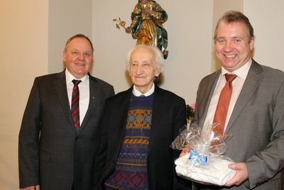 Klosterdirektor Pater Christian Liebenstein, Jubilar Pater Dr. Johannes Ortynskyj, Bürgermeister Markus Dollacker.