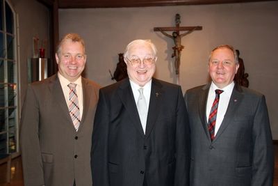 Bürgermeister Markus Dollacker, Jubilar Pater Rupert Nebauer, Klosterdirektor Pater Christian Liebenstein (v.li.).