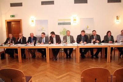 V.li. Die Bürgermeister Erwin Geitner (Rieden), Franz Mädler (Ursensollen), Roland Strehl (Kümmersbruck), Josef Gilch (Ebermansdorf), Peter Braun (Schmidmühlen), Naturparkvorsitzender Markus Dollacker (Ensdorf), Stefan Braun (Kastl), Florian Junkers (