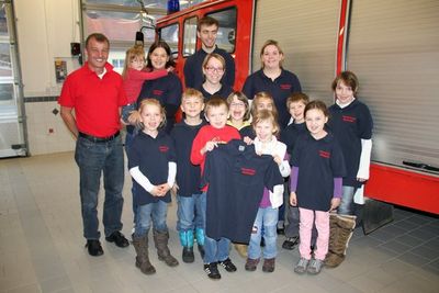 Hinten v. li. Sponsor Werner Scharl von der SPD Ensdorf und die Betreuer der Feuerwehrzwerge Bianca Hammer, Christoph Staufer, Johanna Dollacker und Andrea Reiser.