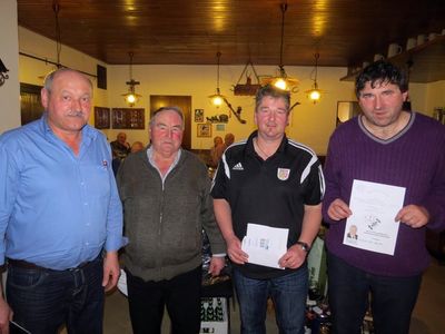 CSU-Ortsvorsitzender Hans Bösl (li.) gratulierte den Siegern beim Preisschafkopf: V.li. Josef Westiner zum 2., Markus Schwendner zum 3. und Hans Maul zum 1. Preis.