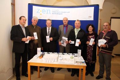 Von links Richard Gaßner (stellvertretender Vorsitzender ZEN-Förderverein), Karl Müller (Vorsitzender ZEN-Förderverein), Landrat Richard Reisinger, ZEN-Geschäftsführer Gerhard Kopf, Ensdorfs Bürgermeister Markus Dollacker, Ute Meindl-Kett (Leiterin
