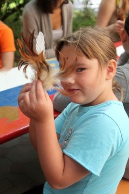 Aus Federn und Lederriemchen bastelten die Kinder tollen Indianerschmuck.