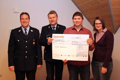 Das Thanheimer Oberkirwapaar Tanja Kaiser und Johannes Bösl (re.) überreichte an Kommandant Hans Westiner und Feuerwehrvorsitzenden Achim Hantke (li.) einen Scheck in Höhe von 250 Euro aus dem Erlös der Seuloher Kirchweih.