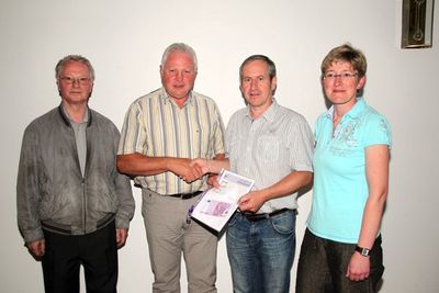 V. li.: Pfarrer Pater Hermann Sturm, Kirchenpfleger Hans Fink, Theaterregisseur Herbert Scharl und Schauspielerin Agnes Graf.
