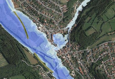 Kartenausschnitt mit Darstellung des Extremhochwassers an Vils und Schusterbach in Ensdorf. Die unterschiedlichen Blautöne stellen die verschiedenen Wassertiefen dar.