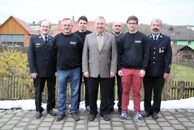 V. li. KBI Hubert Blödt, 1. Kommandant Günter Schindler, 2. Kommandant Dominik Ernst, Bürgermeister Markus Dollacker, der neue Gerätewart Thomas Eichenseer, neuer Jugendwart Julian Pusch und KBR Fredi Weiß.