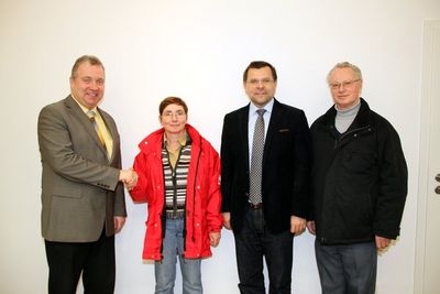 Bürgermeister Markus Dollacker gratuliert der neuen Pflegedienstleiterin Christel Koller zu ihrer neuen Aufgabe. Daneben Caritas-Kreisgeschäftsführer Günther Koller und Pfarrer Pater Hermann Sturm, der Vorsitzende der Caritas-Sozialstation Dekanat Ens