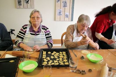 Weihnachtsbäckerei im Seniorenheim.