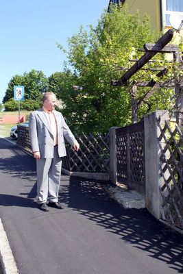 Einen neuen Belag erhielt der Gehweg in der Schulstraße in Ensdorf.