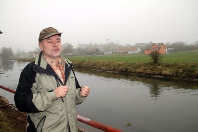 Peter Fröhlich, Leiter Wasserbau beim Wasserwirtschaftsamt Weiden, erläutert die Baumaßnahmen unterhalb Lengenfelds.