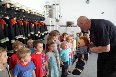 Viel Spaß machte den Kindern die Feuerwehrpuppe „Feuer-Fix“.