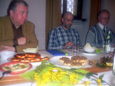 Bürgermeister Markus Dollacker, Mohammed Dabbagh aus Syrien und Pfarrer Pater Hermann Sturm.