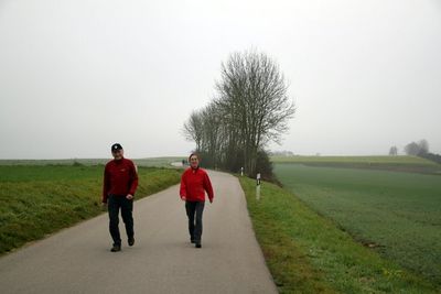 Wandern in Gottes freier und schöner Natur – auch mit Kind und Hund – ist gesund und macht Spaß.