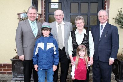 Das Jubelpaar Anton und Anna Schart mit der fünfjährigen Urkenkelin Ida und dem achtjährigen Daniel sowie Bürgermeister Markus Dollacker (li.) und Pfarrer Pater Hermann Sturm (re.)