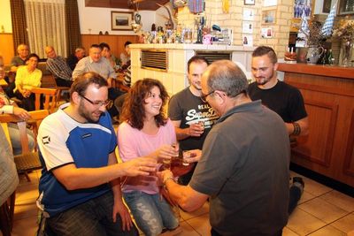 Mit einem Schnapserl wurden v. li. Markus Roppert, Sabrina Kratzer und Andreas Seitz sowie Tim Mark als neuer Beisitzer von Vorsitzendem Arnold Hiltl in den Schnupfer-Club Ensdorf aufgenommen.