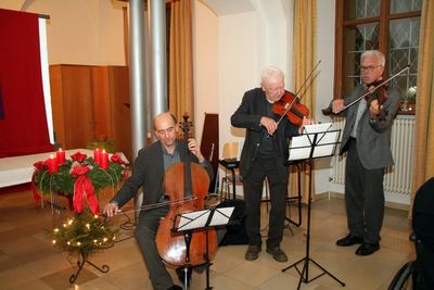 Viktor Hammer (Cello), Helmut Walther (Geige) und Gerd Tschaffon (Bratsche) stimmten musikalisch auf die besinnliche Weihnachtfeier ein.