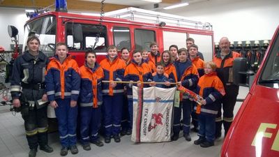 Die Jugendfeuerwehr Ensdorf mit Thilo von Hanstein (re.) und dem jungen Chilenen Mauricio Scheuch (3. v. li.).